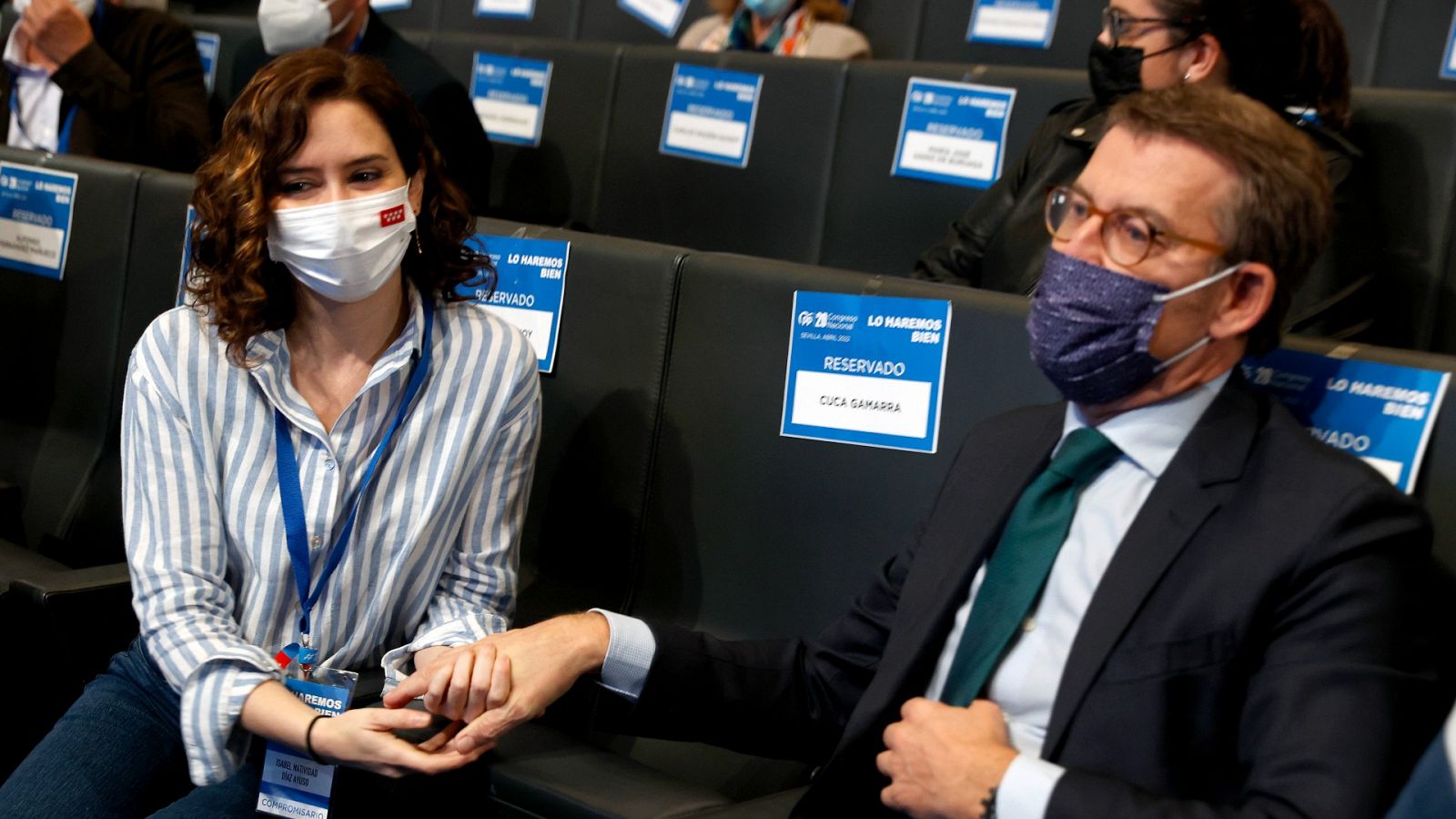 La presidenta de la Comunidad de Madrid, Isabel Díaz Ayuso, conversa con el presidente del Partido Popular, Alberto Núñez Feijóo.