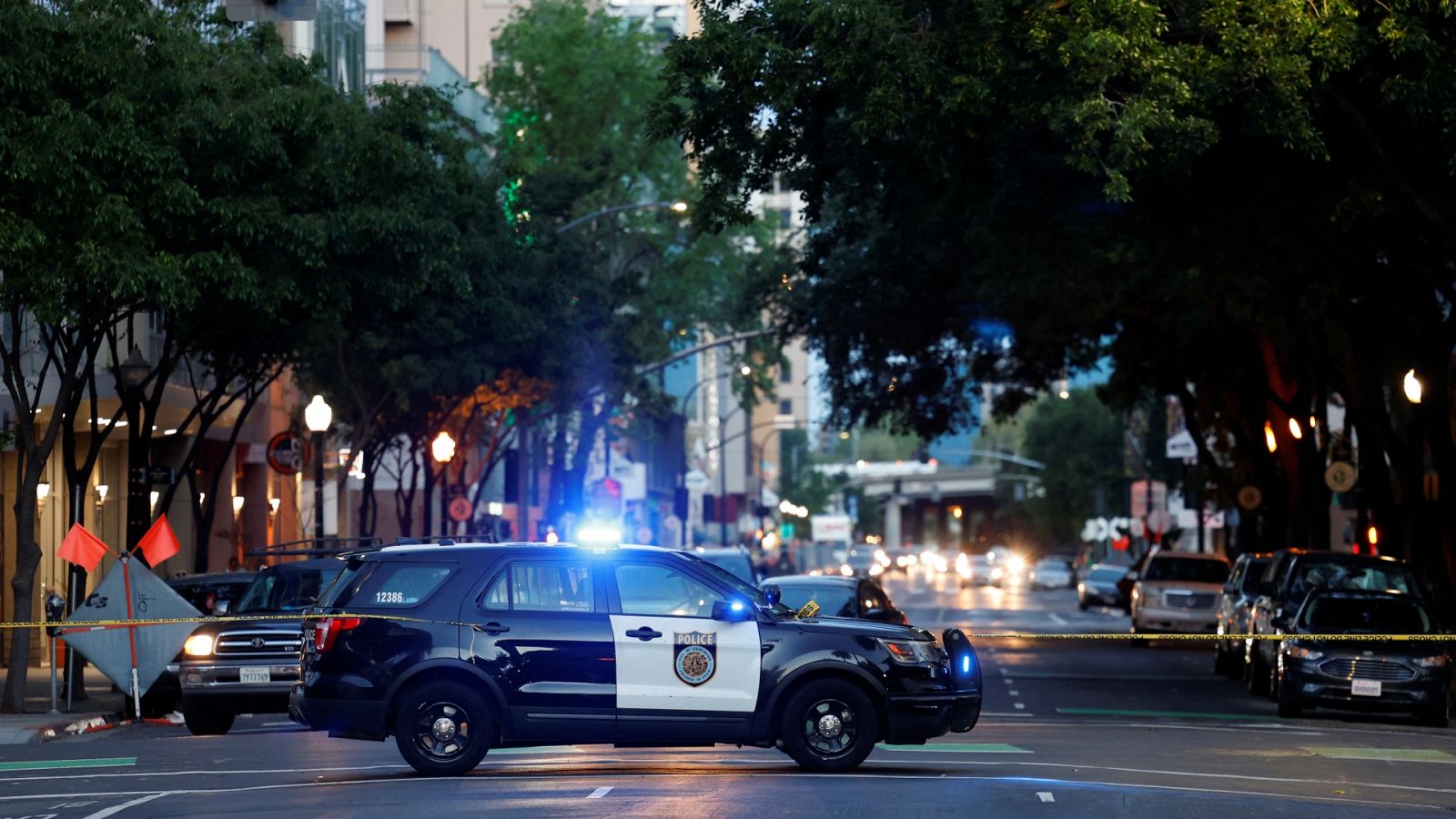 Un vehículo de la policía en el centro de Sacramento, California, EE.UU.