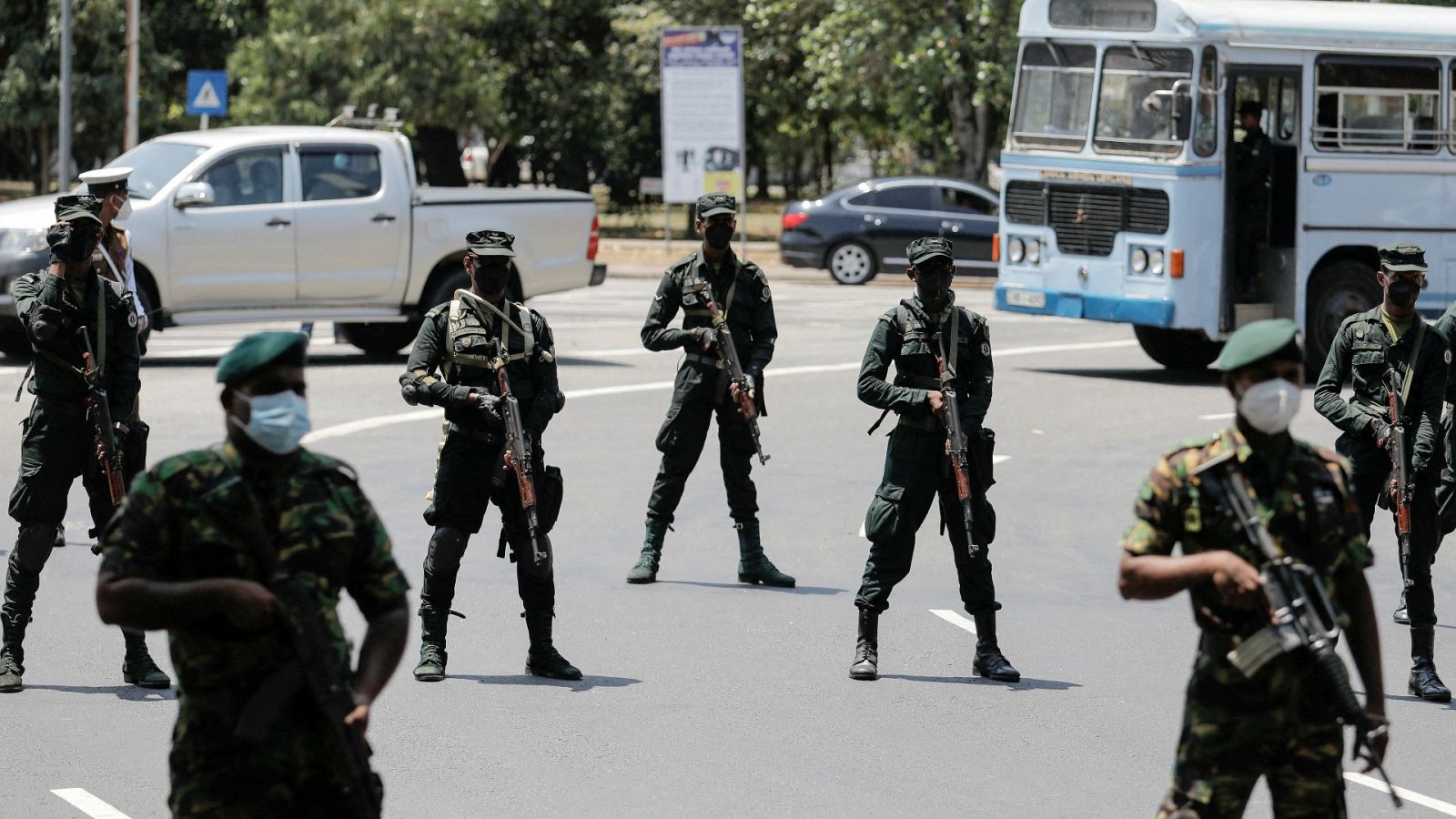 Soldados hacen guardia en la Plaza de la Independencia en Colombo