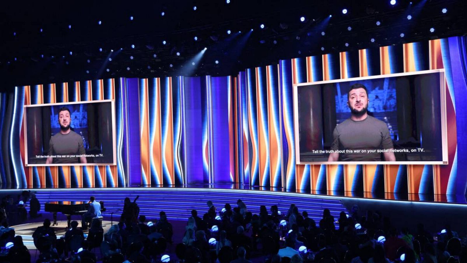 El presidente de Ucrania, Volodímyr Zelenski, se dirige a la audiencia del 64º espectáculo anual de los premios Grammy sobre la invasión de Ucrania por parte de Rusia a través de un video.