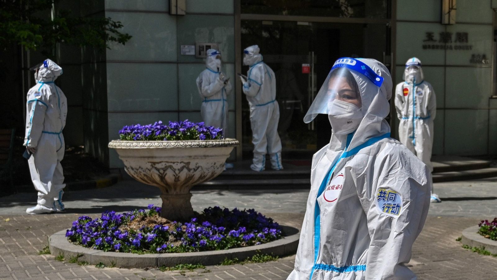 Trabajadores y voluntarios realizan pruebas a los residentes de Shangai para detectar el coronavirus
