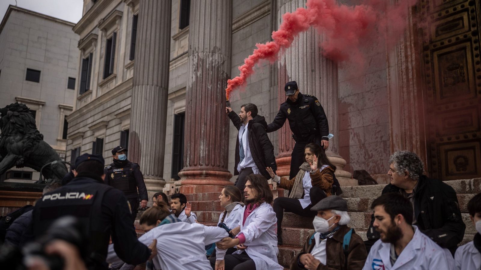 Activistas del movimiento "Rebelión Científica" arrojan pintura a la fachada del Congreso