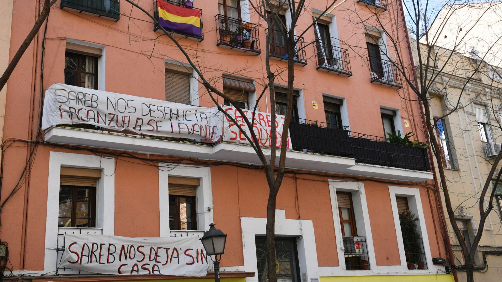 Pancartas de protesta de la Plataforma de Afectados por la Hipoteca (PAH) en defensa de familias en proceso de desahucio en Madrid