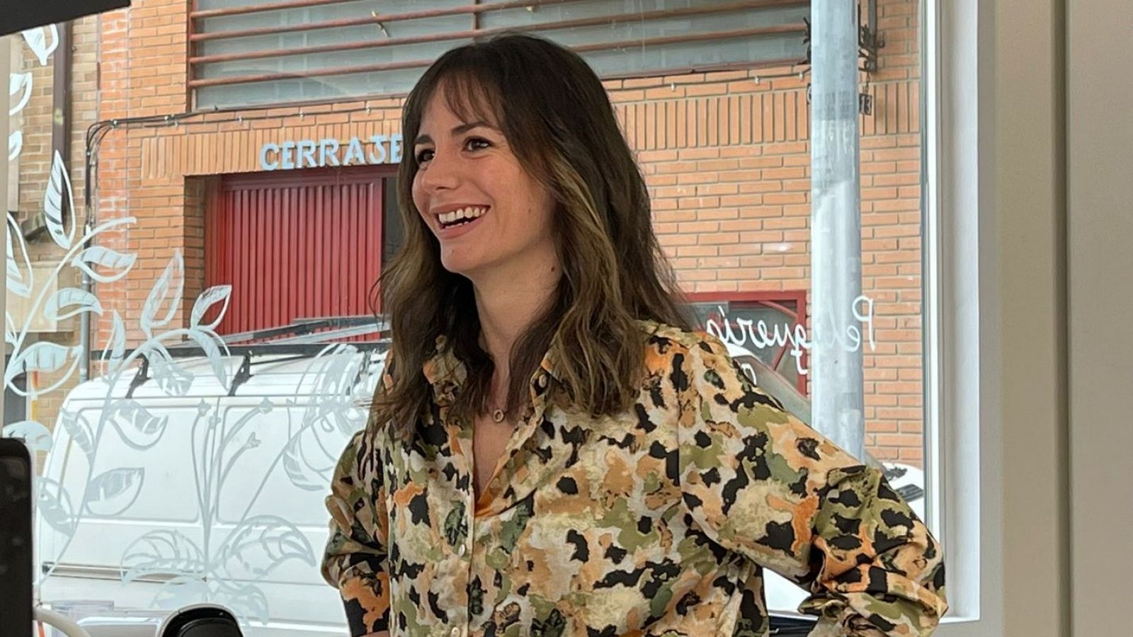 Laura García sonriendo durante la entrevista para el programa Emprende.