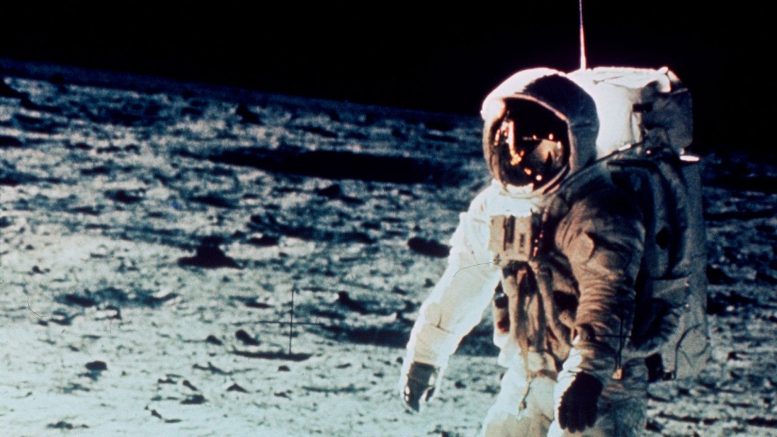 Neil Armstrong, comandante de la nave Apolo XI, regresa al módulo de exploración "Eagle" después de dar el primer paseo sobre la Luna