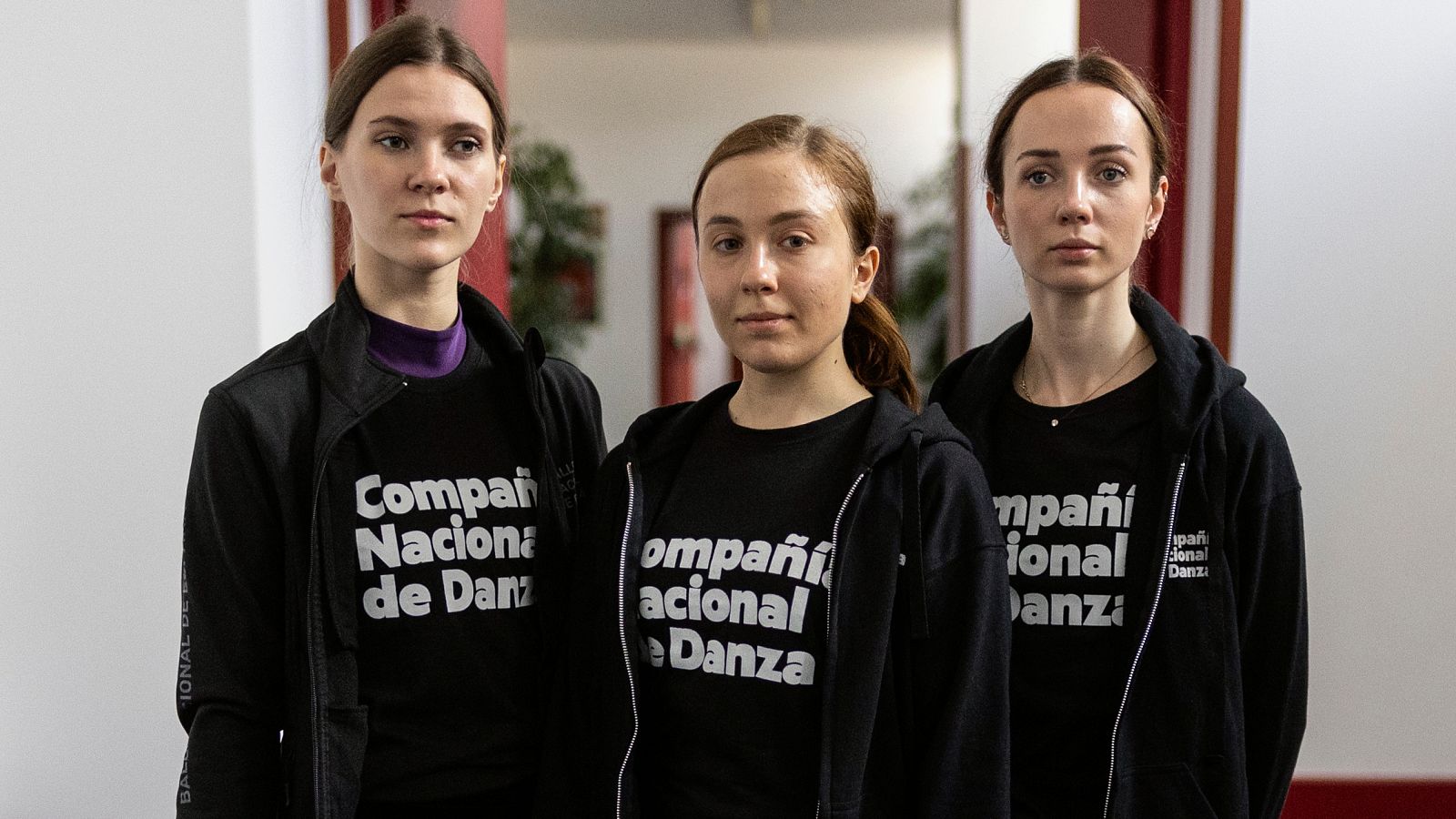 De izquierda a derecha Anastasia Kovalevska, Kateryna Chupina y Lisa Semenenko, tres de las bailarinas acogidas en la CND.