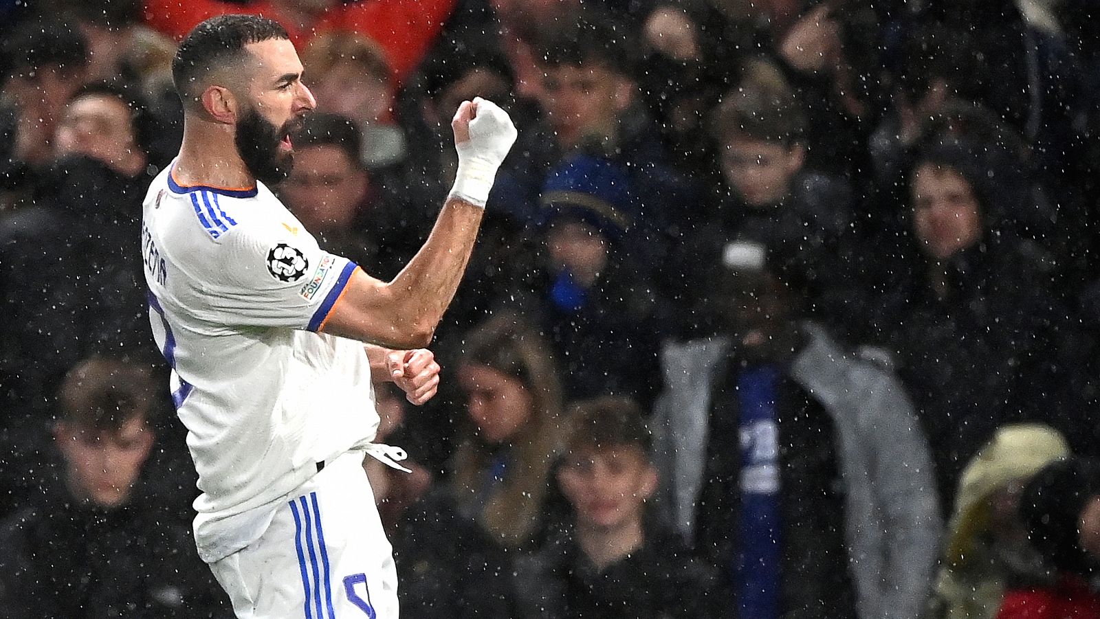 Benzema celebra su primer gol en Stamford Bridge.