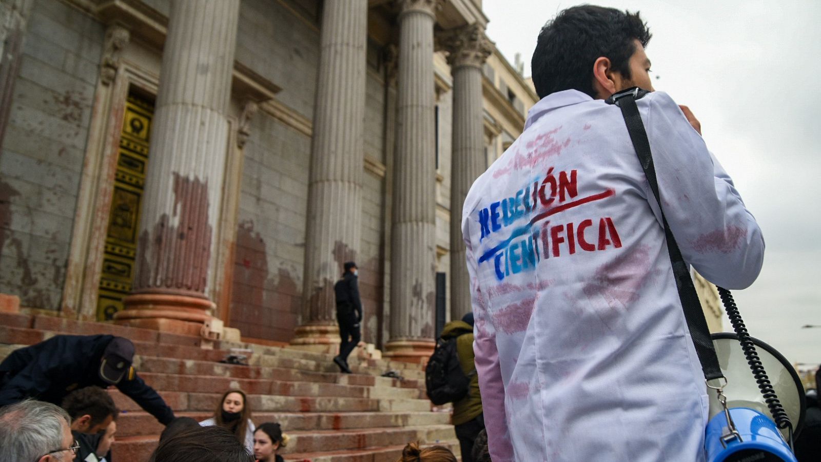 Protesta del movimiento Rebelión Científico ante la fachada del Congreso