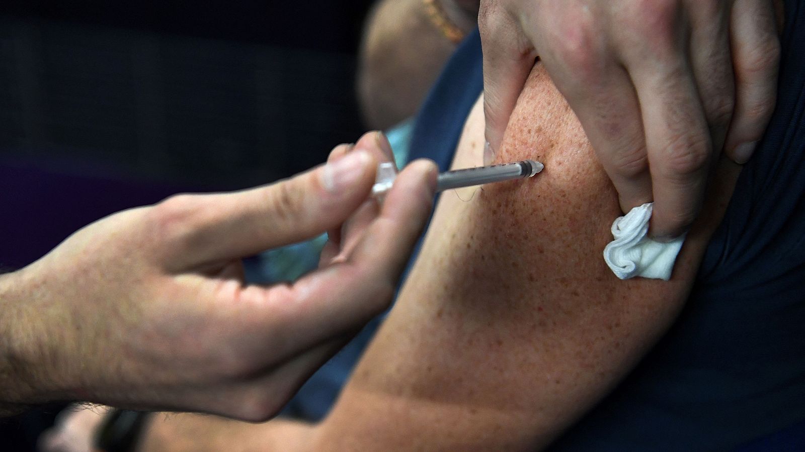 Una mujer recibe la vacuna de Moderna en un centro de Garlan, al oeste de Francia. 