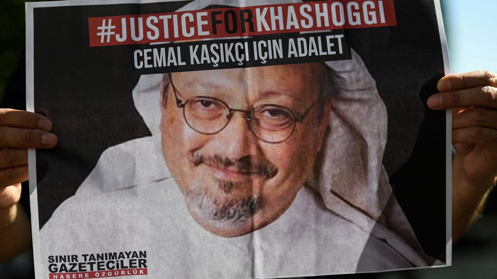 El periodista saudí, Jamal Khashoggi, en un cartel en el que se pide justicia por su asesinato en 2018