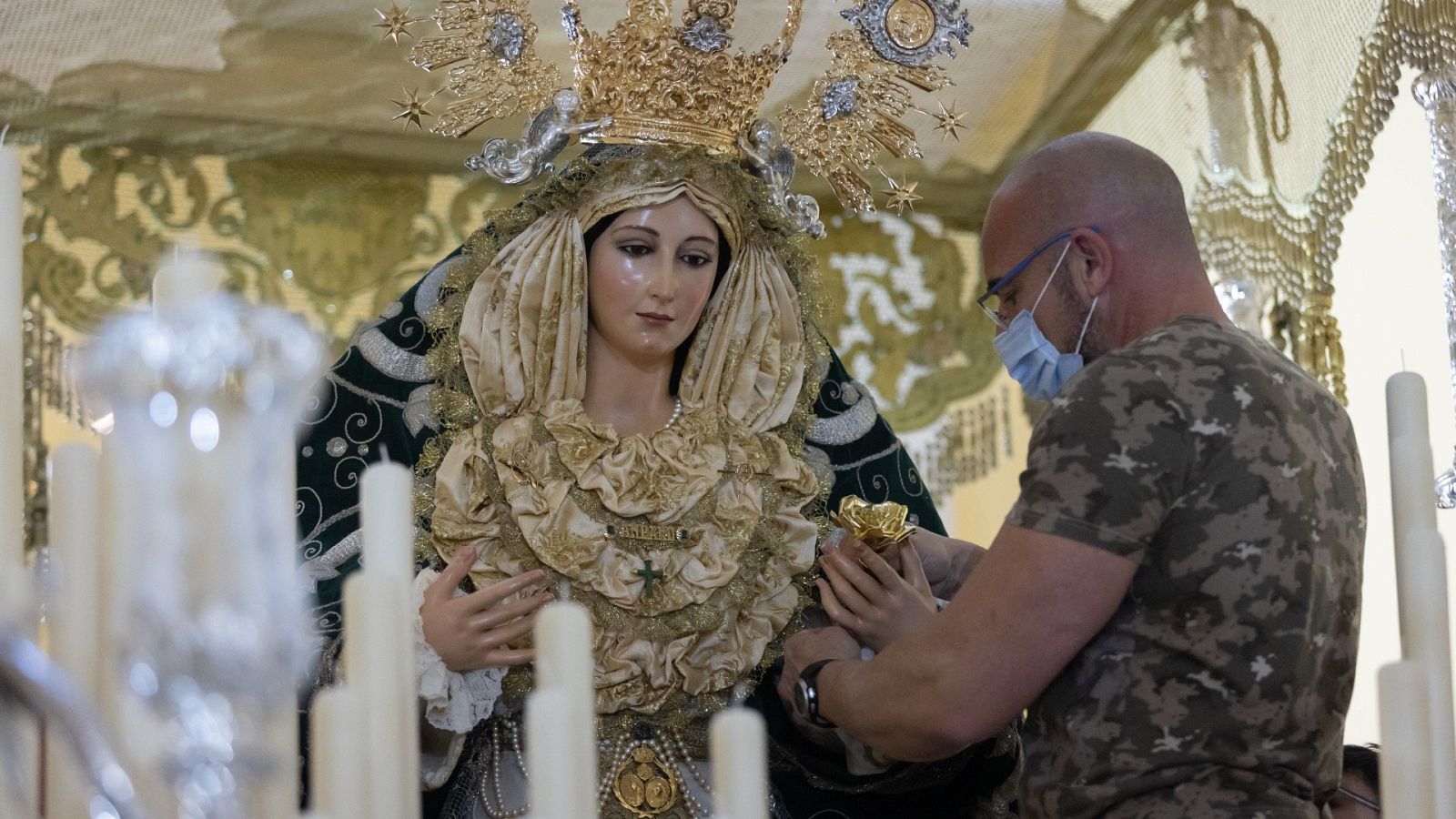 Un vestidor prepara a la virgen de la Cofradía de la Pollinica, Málaga