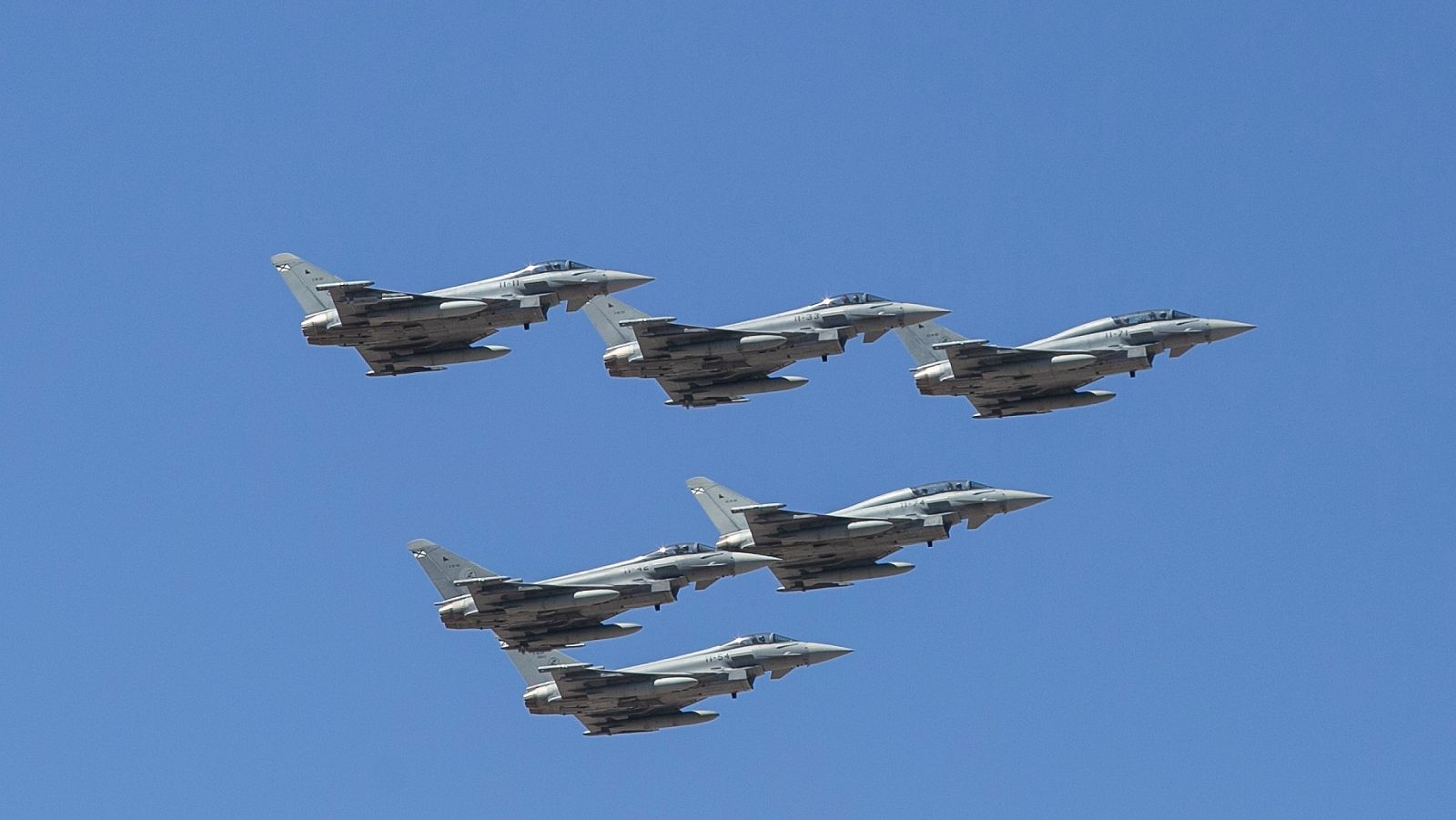 Varios cazas del Ejército del Aire español, durante una exhibición aérea.