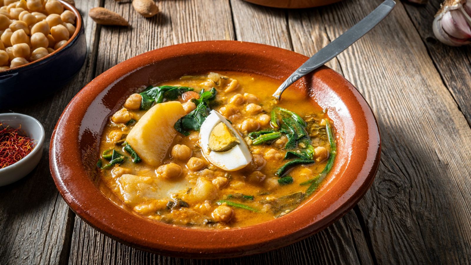 El potaje de bacalao, los buñuelos, las flores de Carnaval, la leche frita o las torrijas son algunas de las recetas que se preparan en estas fechas.