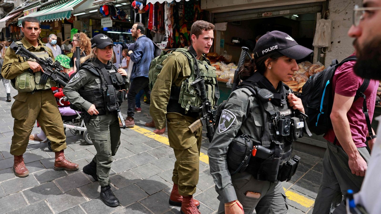 La policía patrulla por las calles de Tel Aviv este viernes