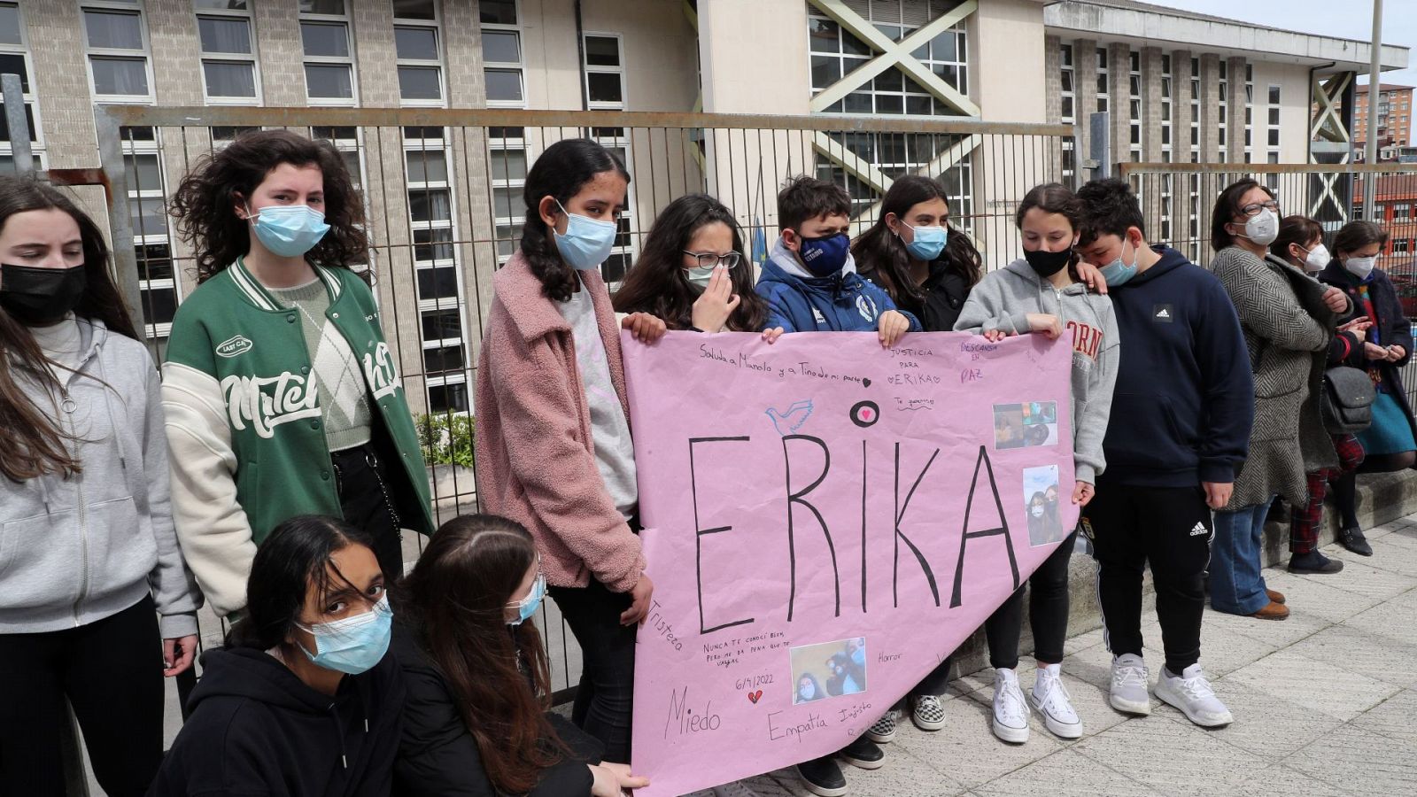 Los compañeros de instituto de Erika, la niña de 14 años asesinada el pasado martes en su edificio de Oviedo.
