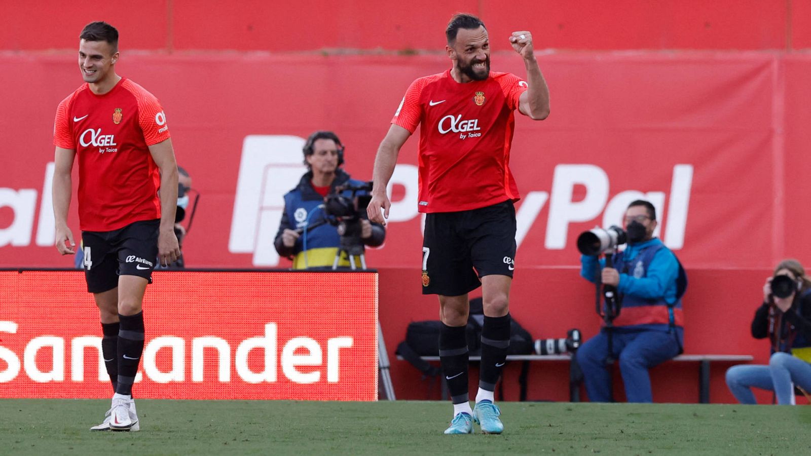 Vedat Muriqi celebra el gol de penalti marcado al Atlético