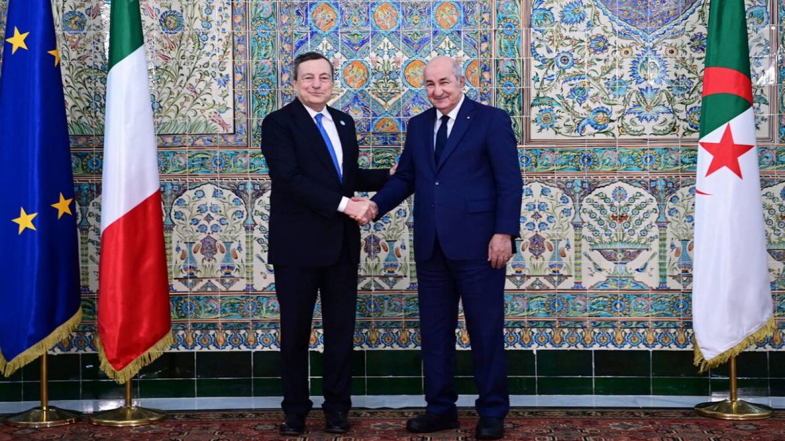 El presidente argelino Abdelmadjid Tebboune (derecha) estrechando la mano del primer ministro italiano Mario Draghi (izquierda) en el palacio de El Mouradia en Argel, Argelia.