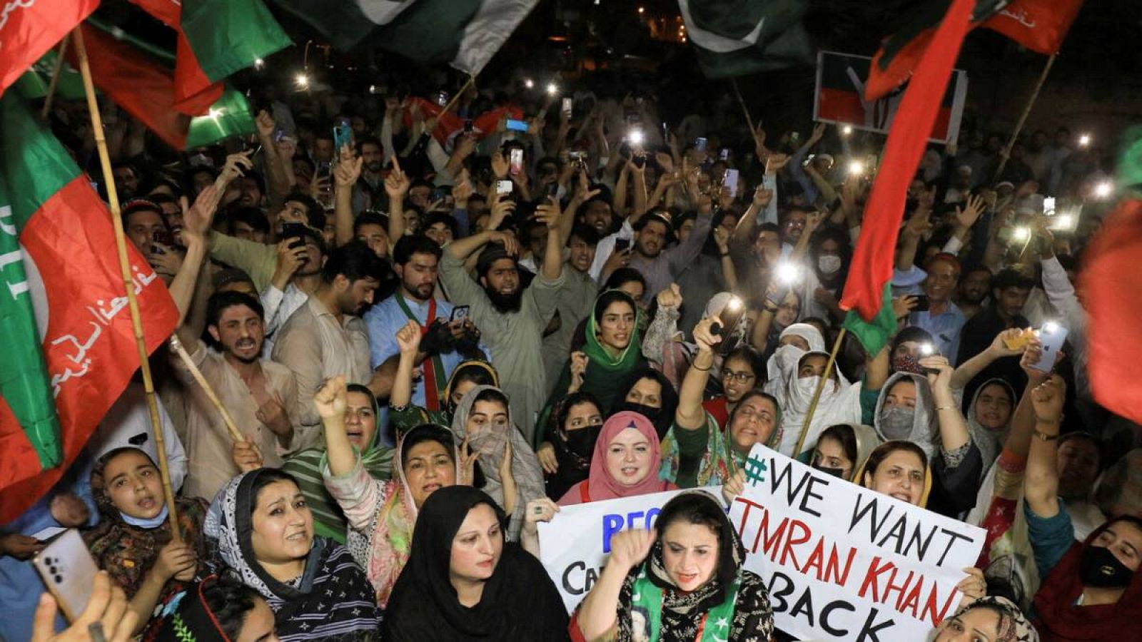 Los partidarios del partido político Pakistan Tehreek-e-Insaf (PTI) cantan en apoyo del ex primer ministro paquistaní Imran Khan  en Peshawar, Pakistán.