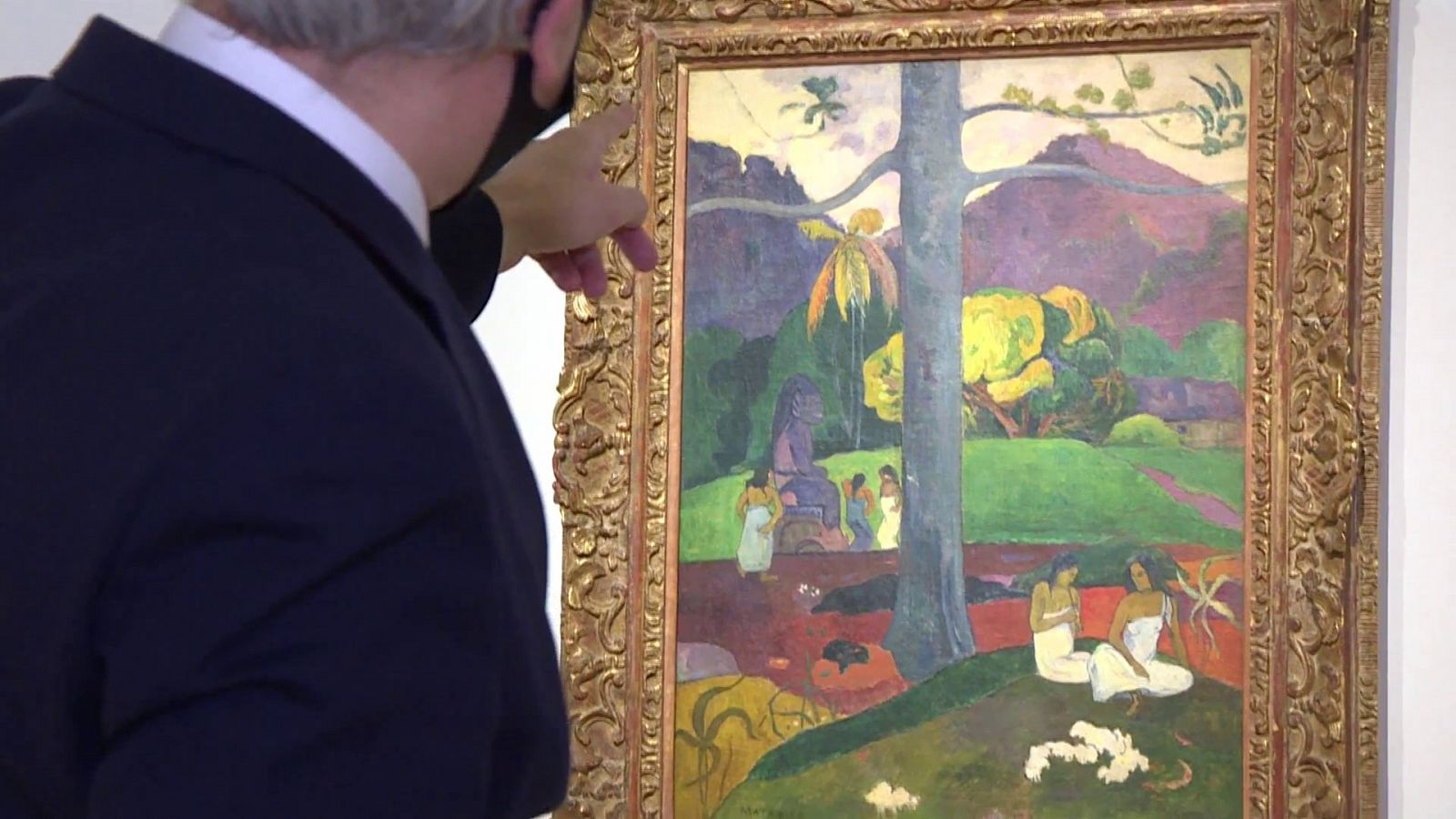 Un hombre en escorzo contempla un cuadro que podría ser de Monet.