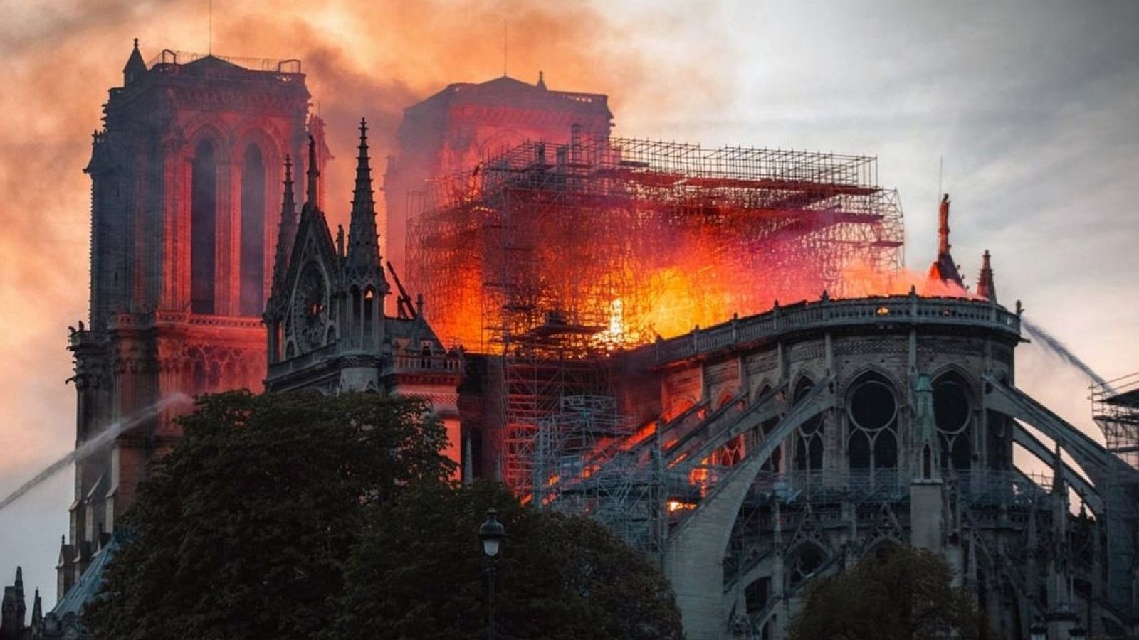 Arde Notre Dame', el homenaje de Jean-Jacques Annaud a los bomberos que  apagaron el incendio