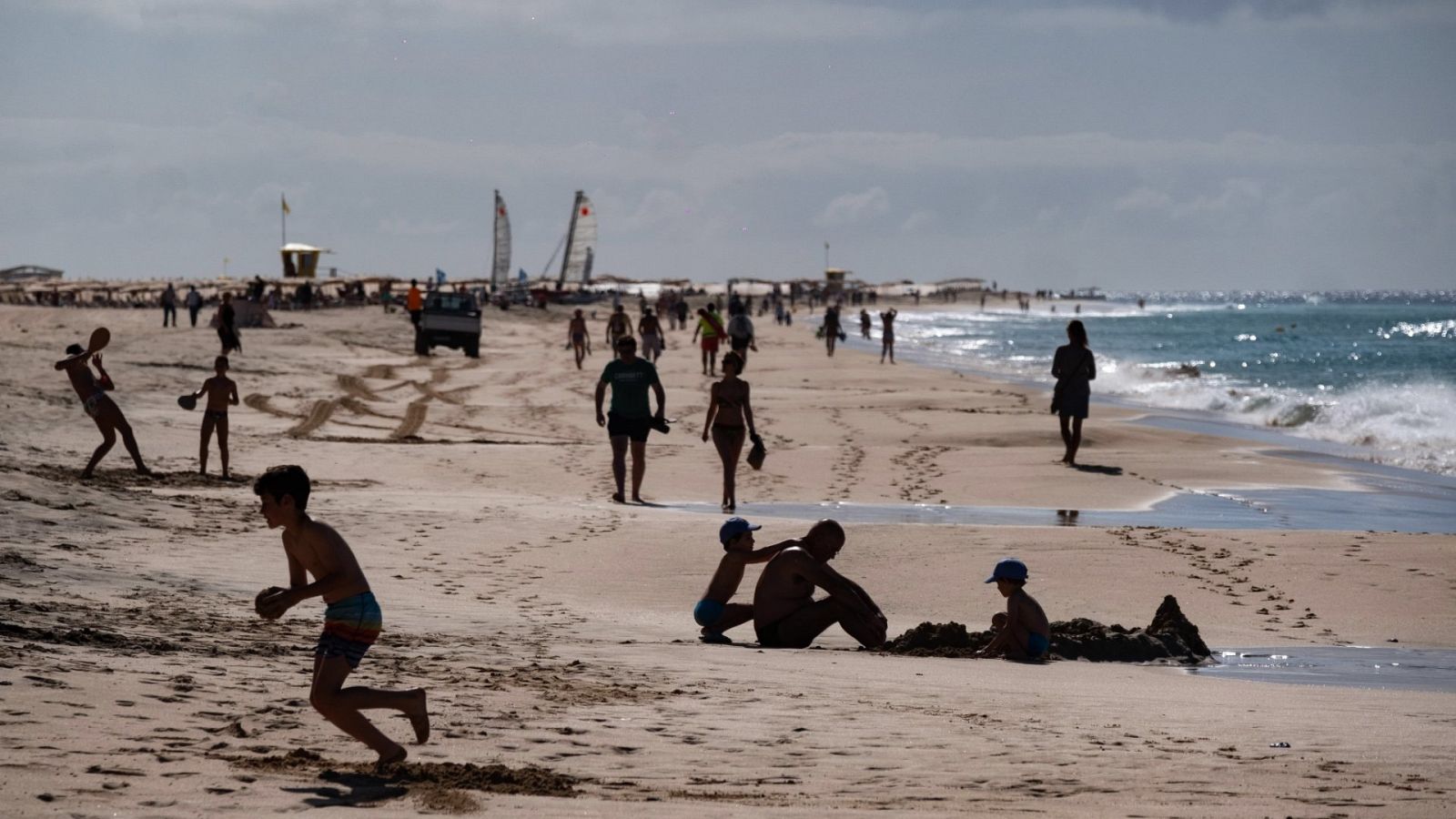 Numerosos turistas disfrutan del sol y el buen tiempo en la playa de Morro Jable en Fuerteventura