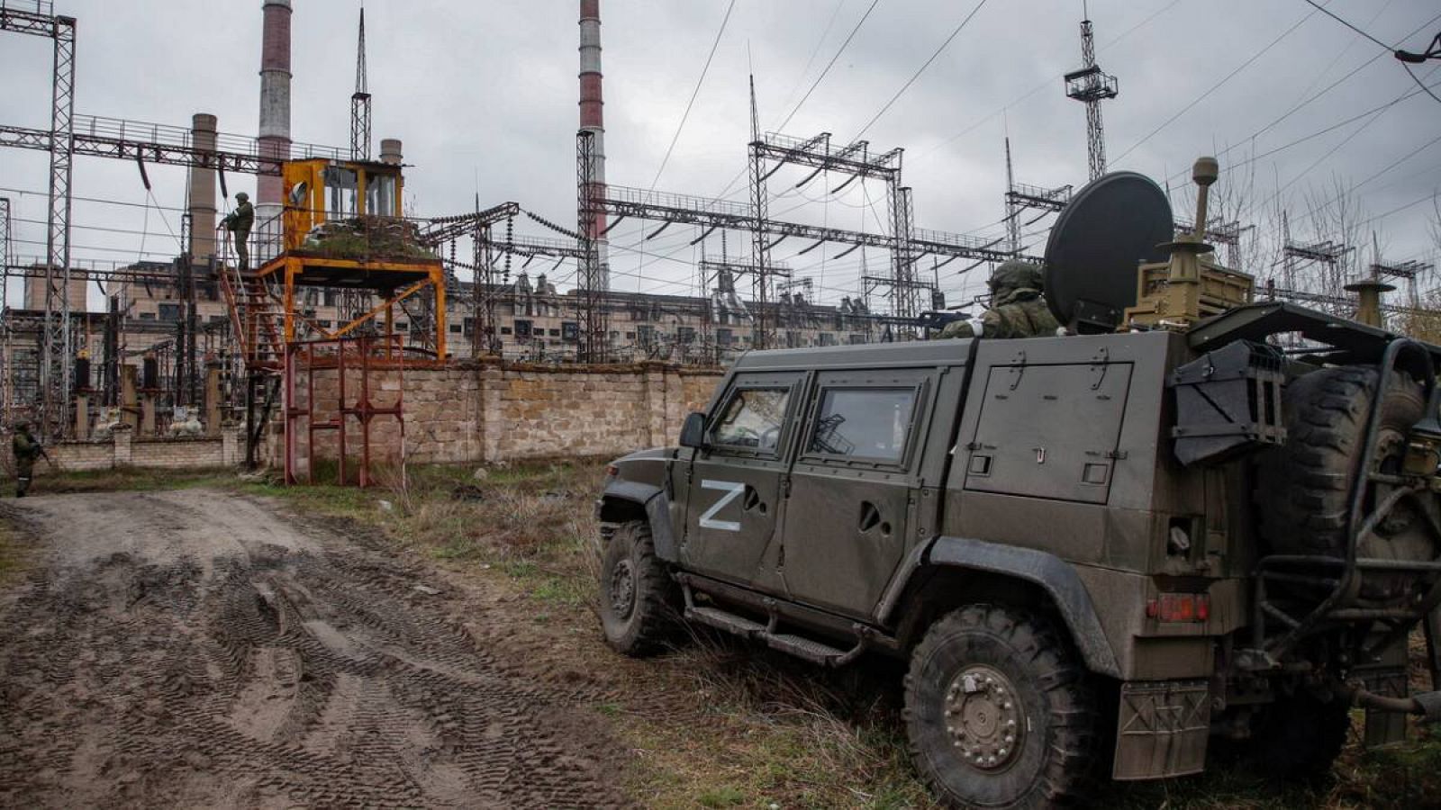 Militares rusos haciendo guardia en la entrada de la central eléctrica de Luhansk en Shchastia, región de Luhansk, Ucrania.