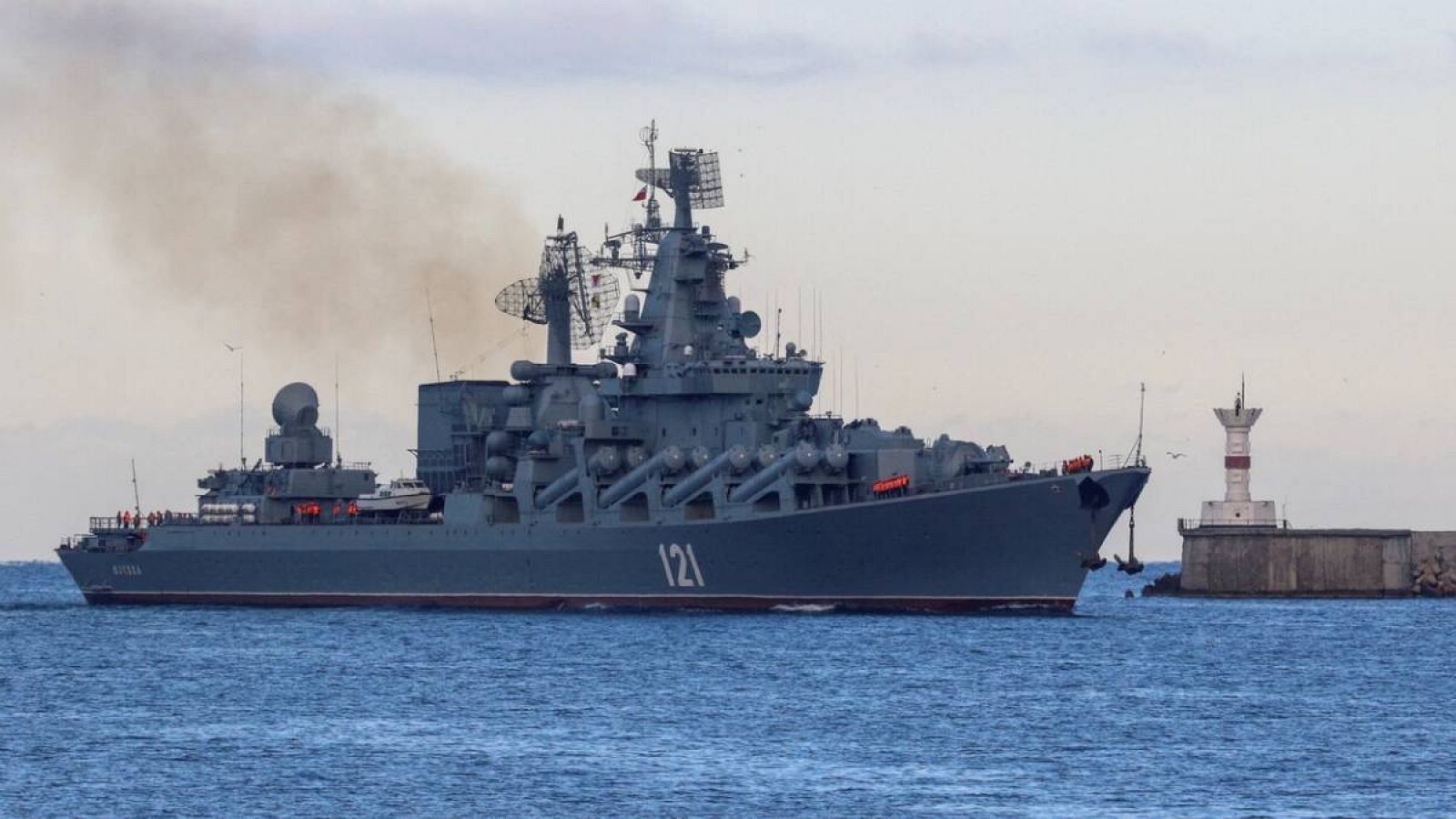El crucero de misiles guiados de la Armada rusa Moskva navega de regreso a un puerto después de rastrear buques de guerra de la OTAN en el Mar Negro, en el puerto de Sebastopol, Crimea, en 2021.