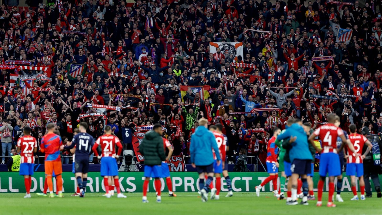 Los jugadores del Atlético saludan a la afición tras caer eliminados ante el Manchester City.