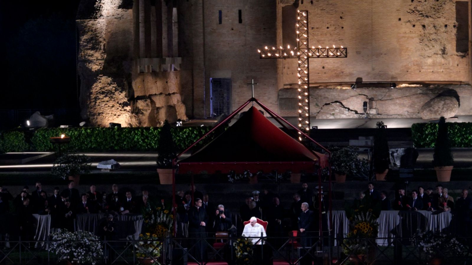 Una imagen del papa Francisco presidiendo el Vía Crucis frente al Coliseo de Roma el viernes 15 de abril de 2022.