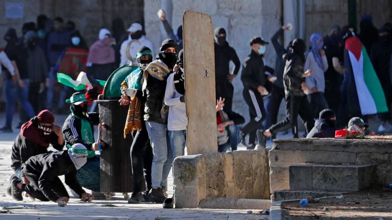 Palestinos enfrentándose el viernes 15 de abril de 2022 a la policía israelí en la Explanada de las Mezquitas de Jerusalén.