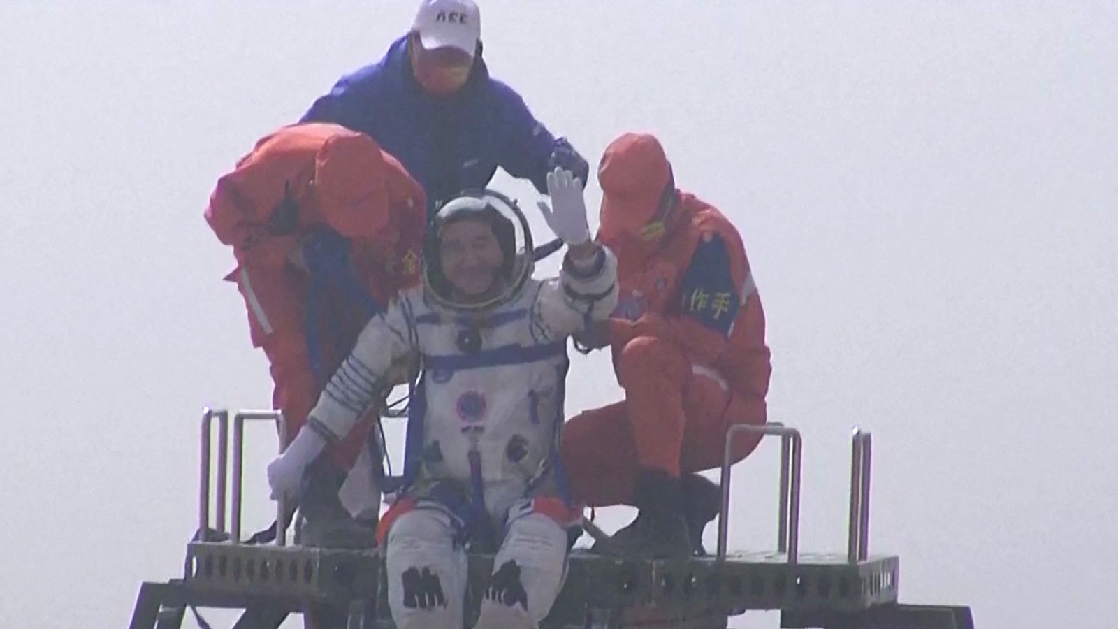 Captura de pantalla de un video de la emisora ¿¿estatal china CCTV que muestra al astronauta Zhai Zhigang saludando después de aterrizar