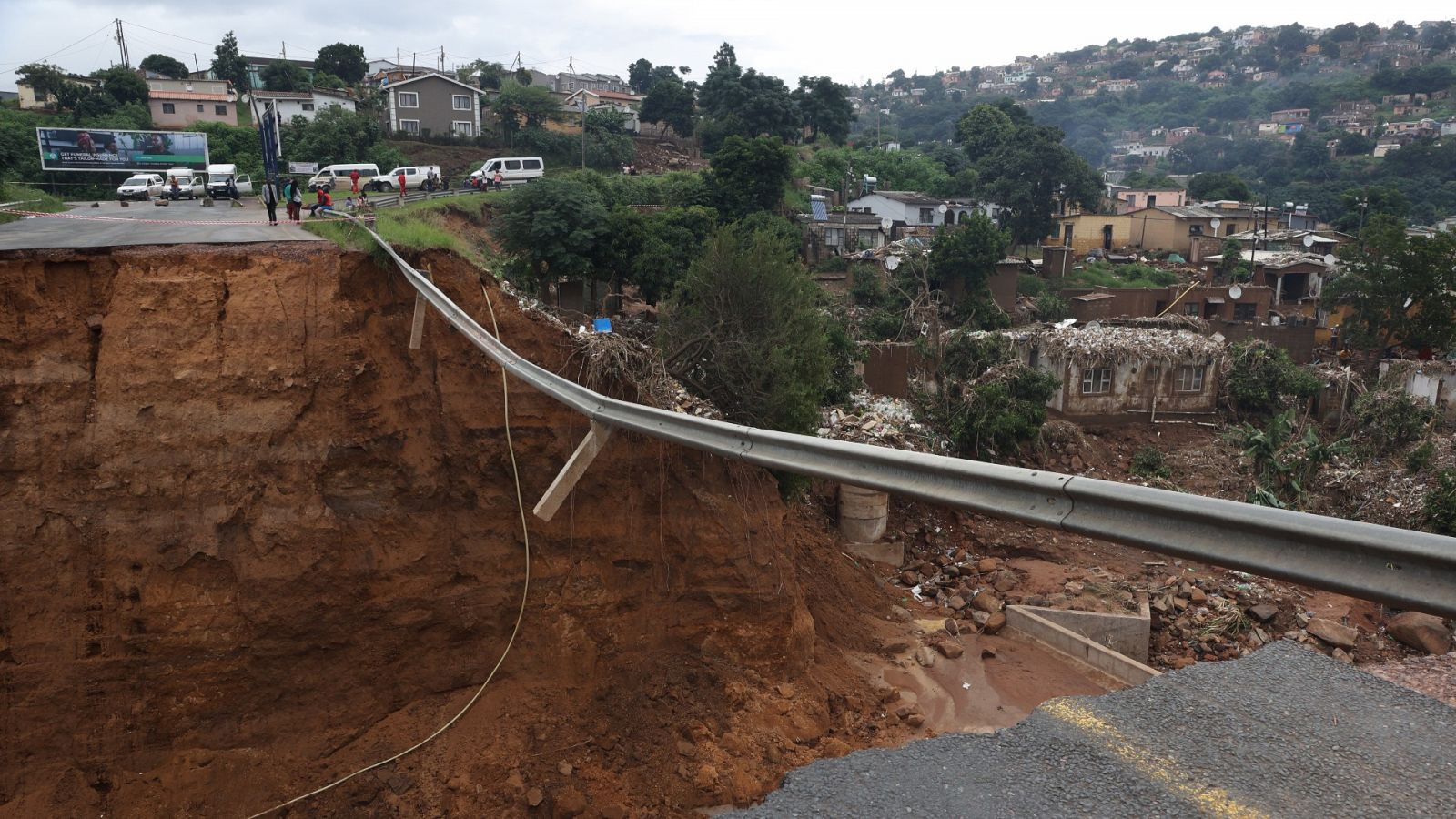 Una carretera destruida cerca de la ciudad de Durban