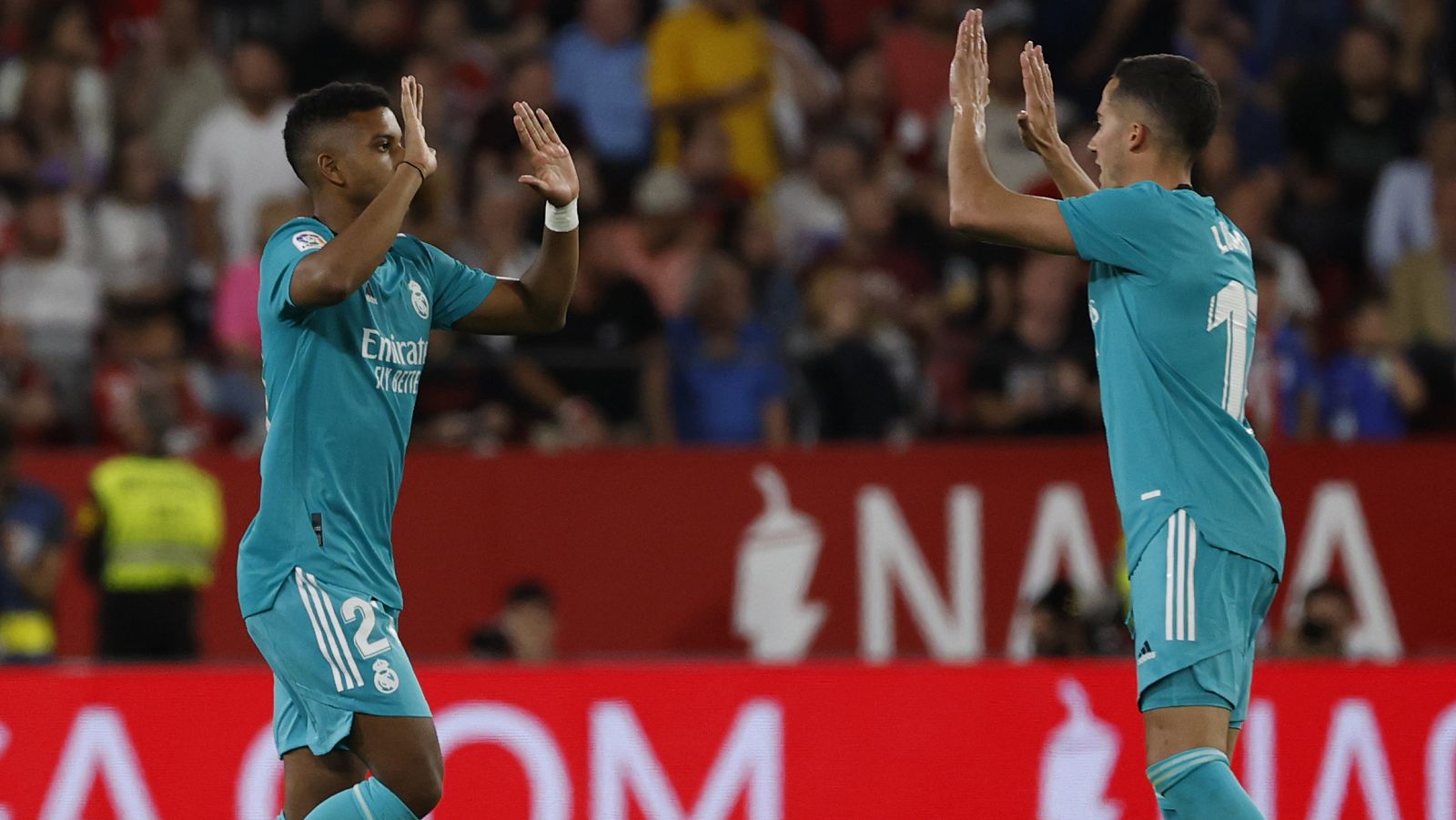El delantero brasileño del Real Madrid Rodrygo Silva celebra con Lucas Vázquez su gol.