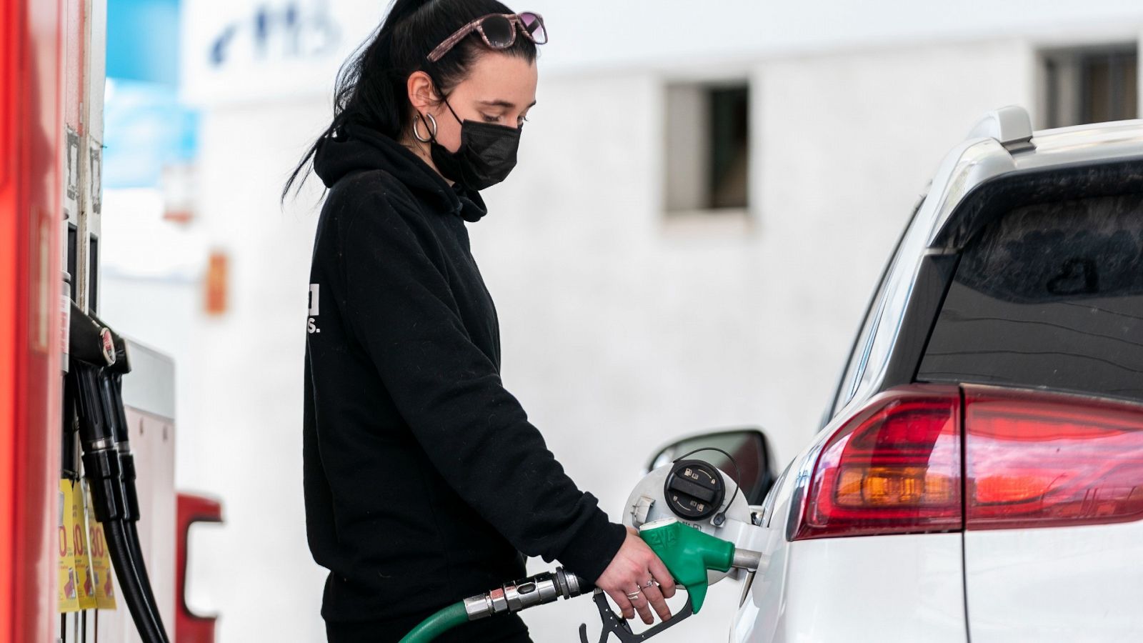 Una mujer echa gasolina a su vehículo en Madrid