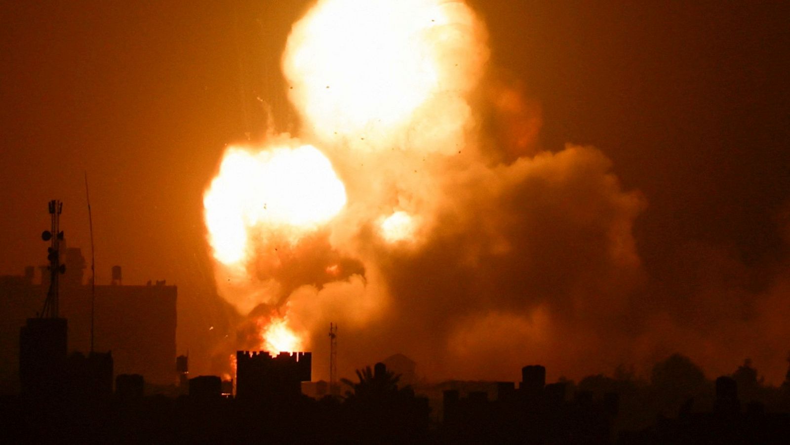 Fuego y humo provocados por el bombardeo del Ejército israelí contra objetivos en la Franja de Gaza