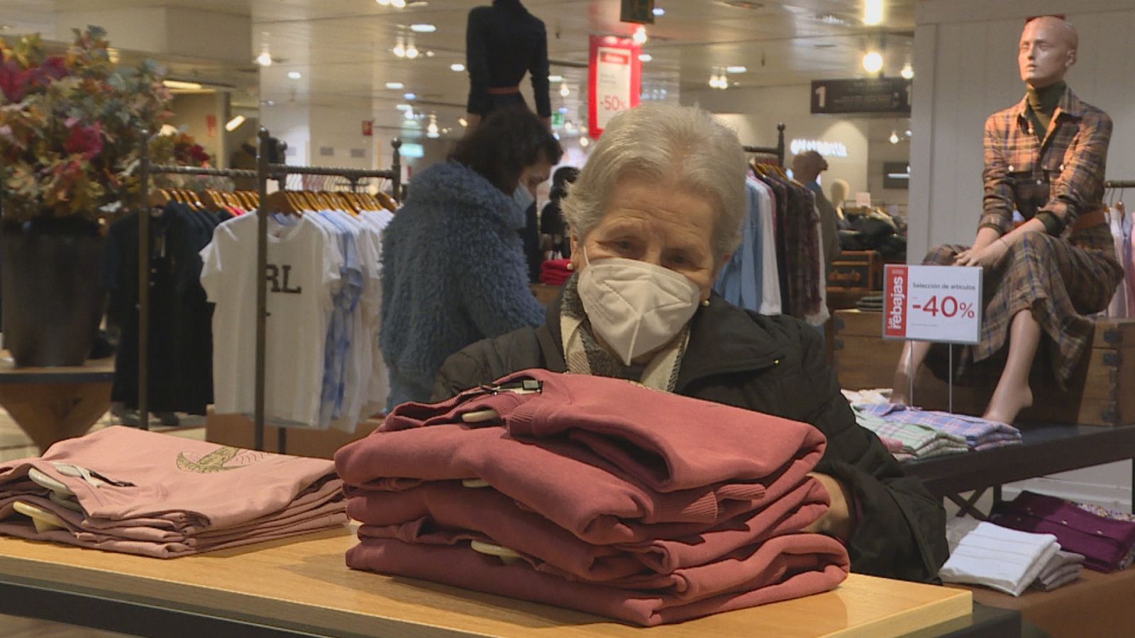 Una dona comprant a una gran superfície