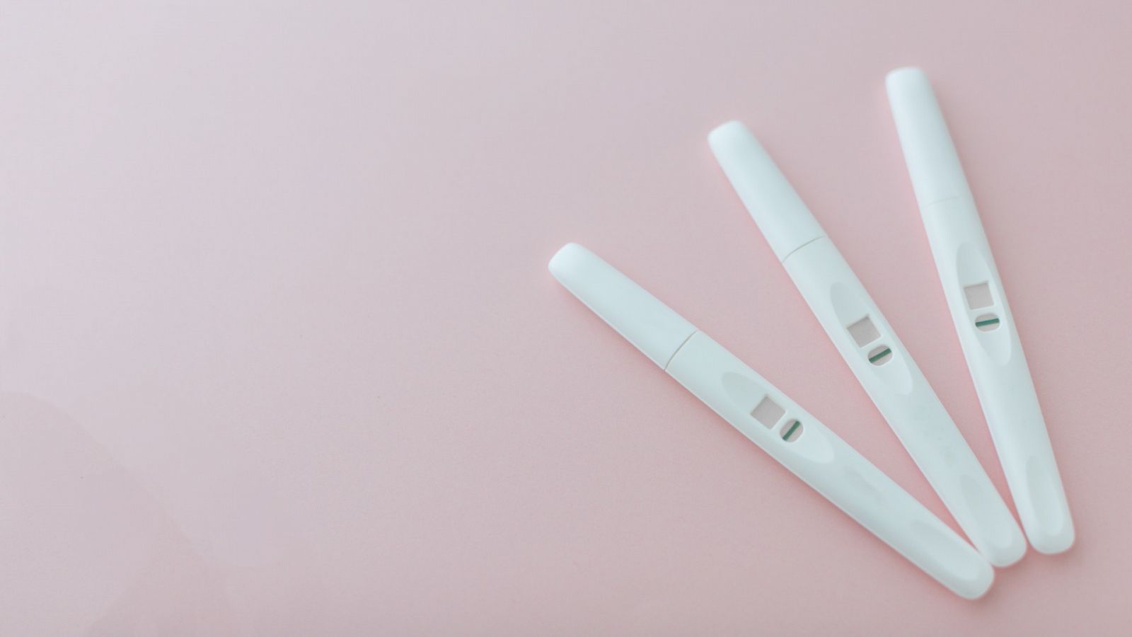 Tres test de embarazo negativos en una imagen de archivo