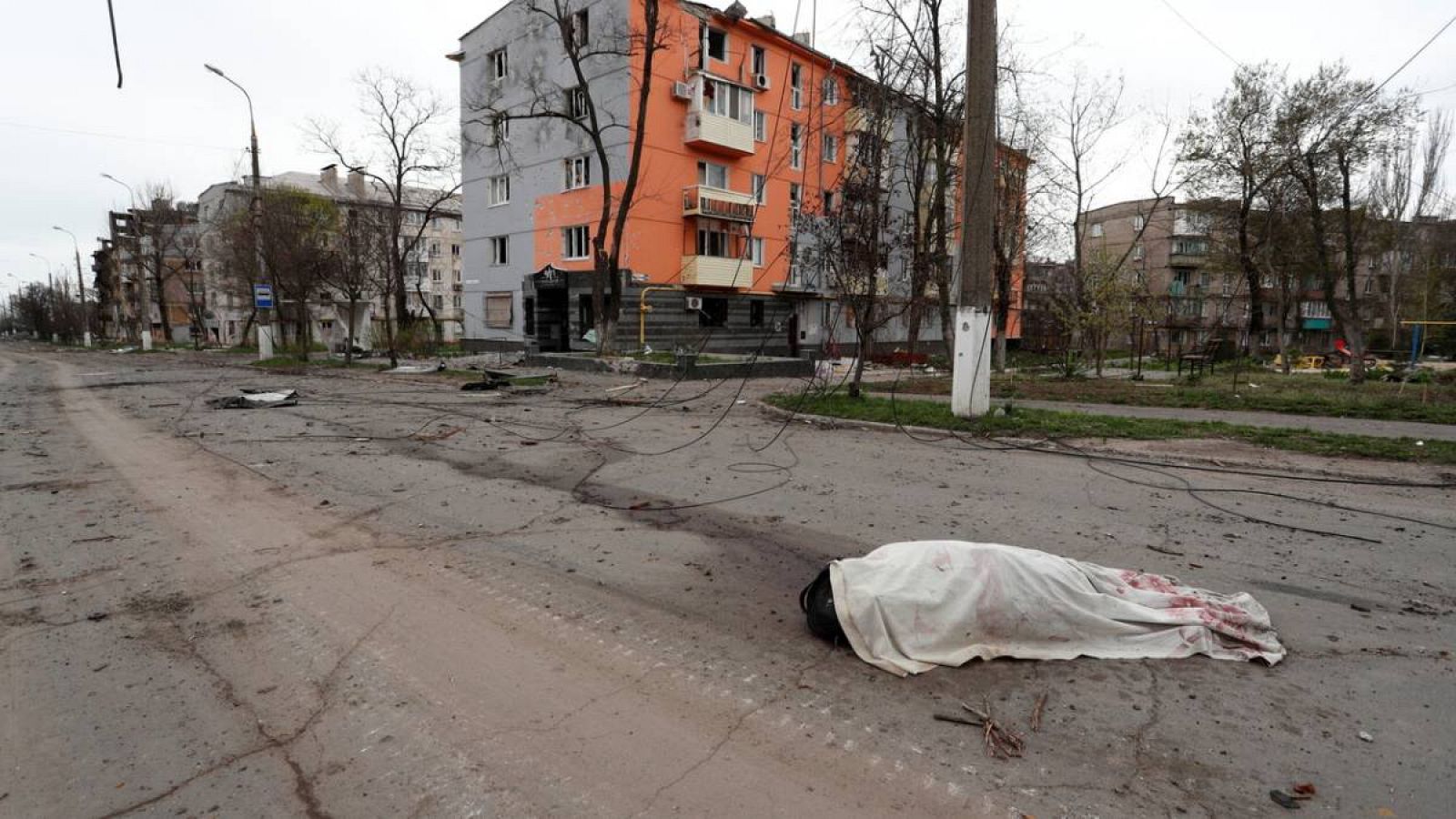 Una vista muestra el cuerpo de un civil muerto en la ciudad portuaria sureña de Mariupol, Ucrania.