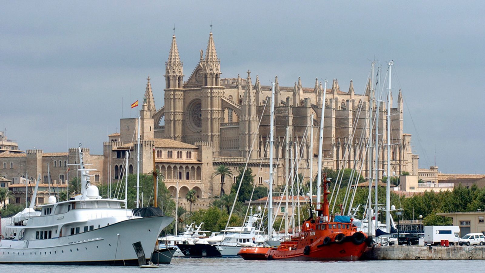 Catedral de Palma de Mallorca con embarcaciones amarradas en el puerto