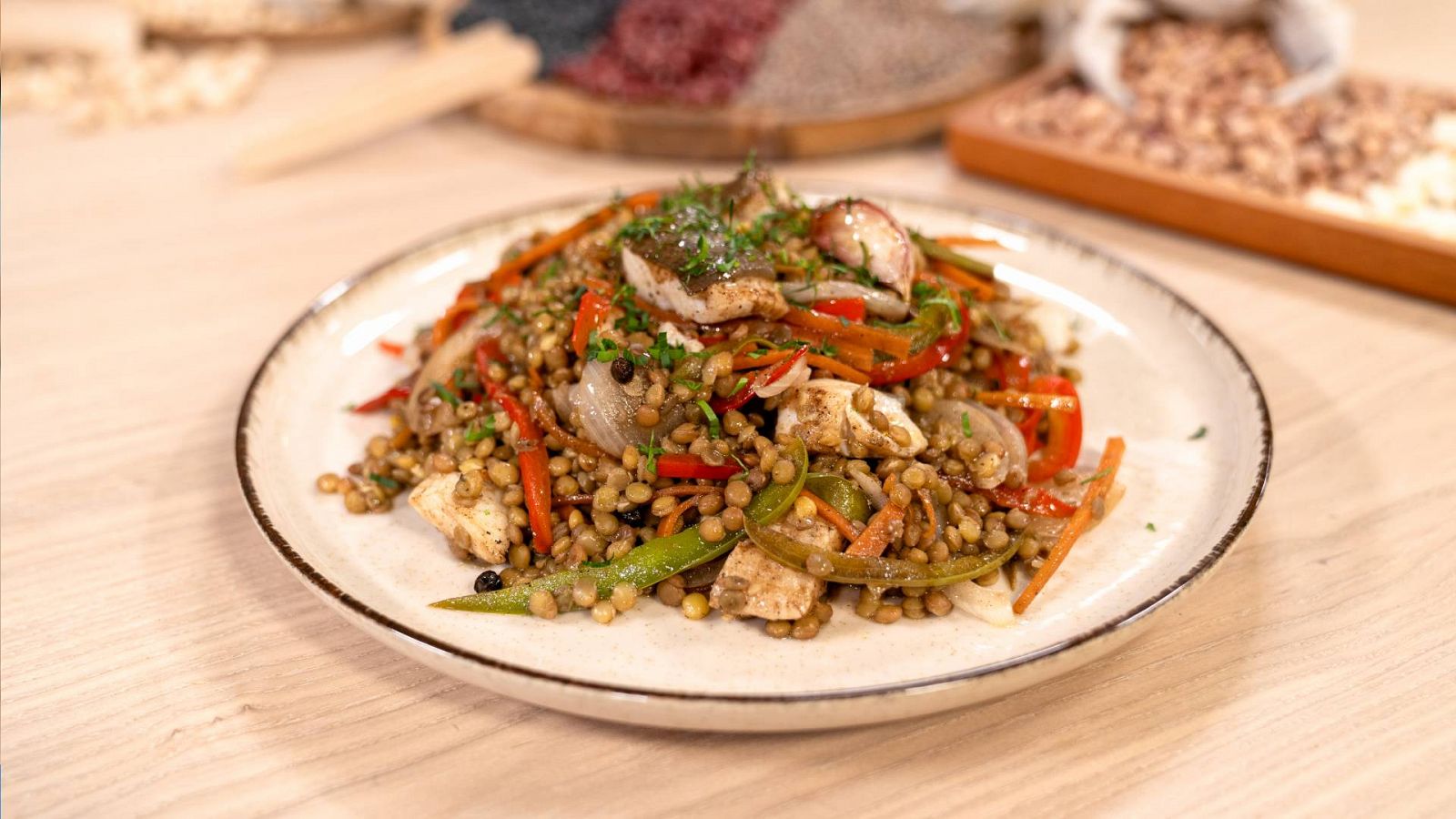 Menudos Torres - Receta de ensalada de lentejas y verduras con san pedro escabechado