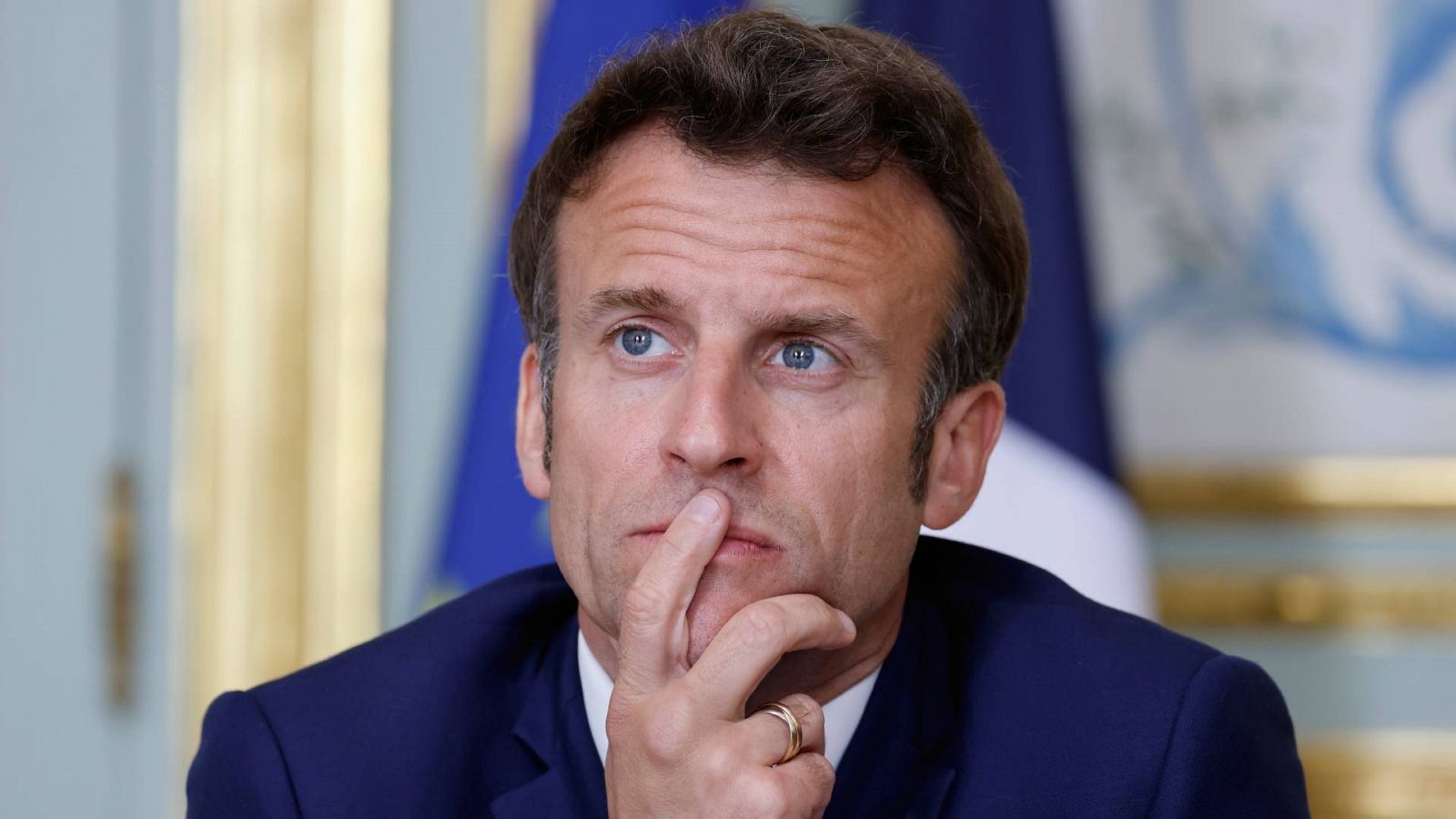El presidente de Francia, Emmanuel Macron, durate una videollamada en el palacio del Elíseo