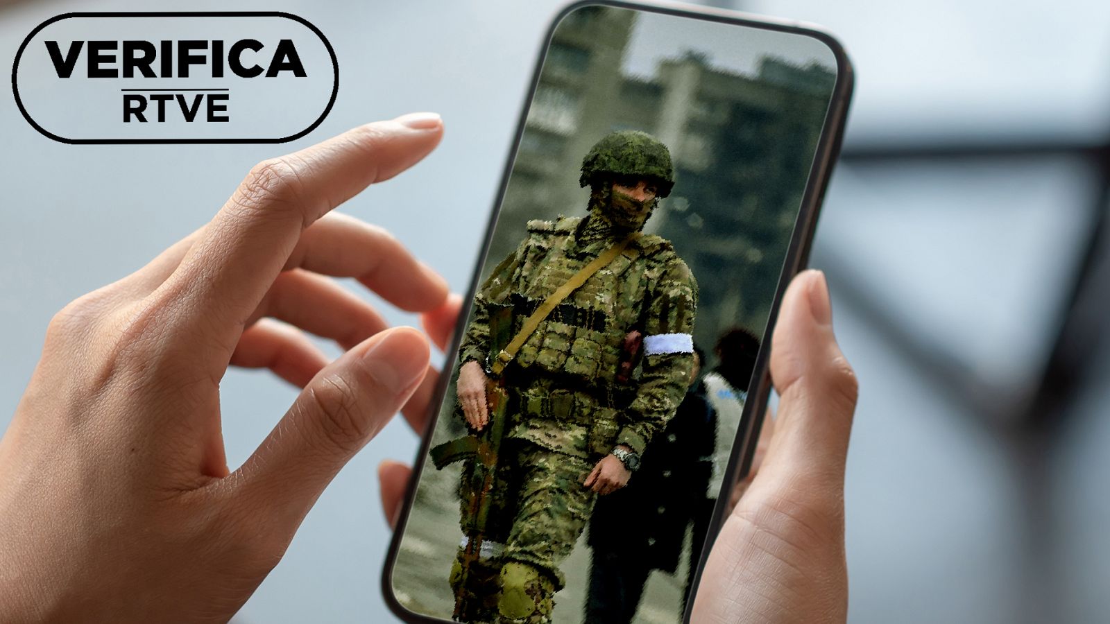 Imagen de movil con un soldado ruso y sello verifica