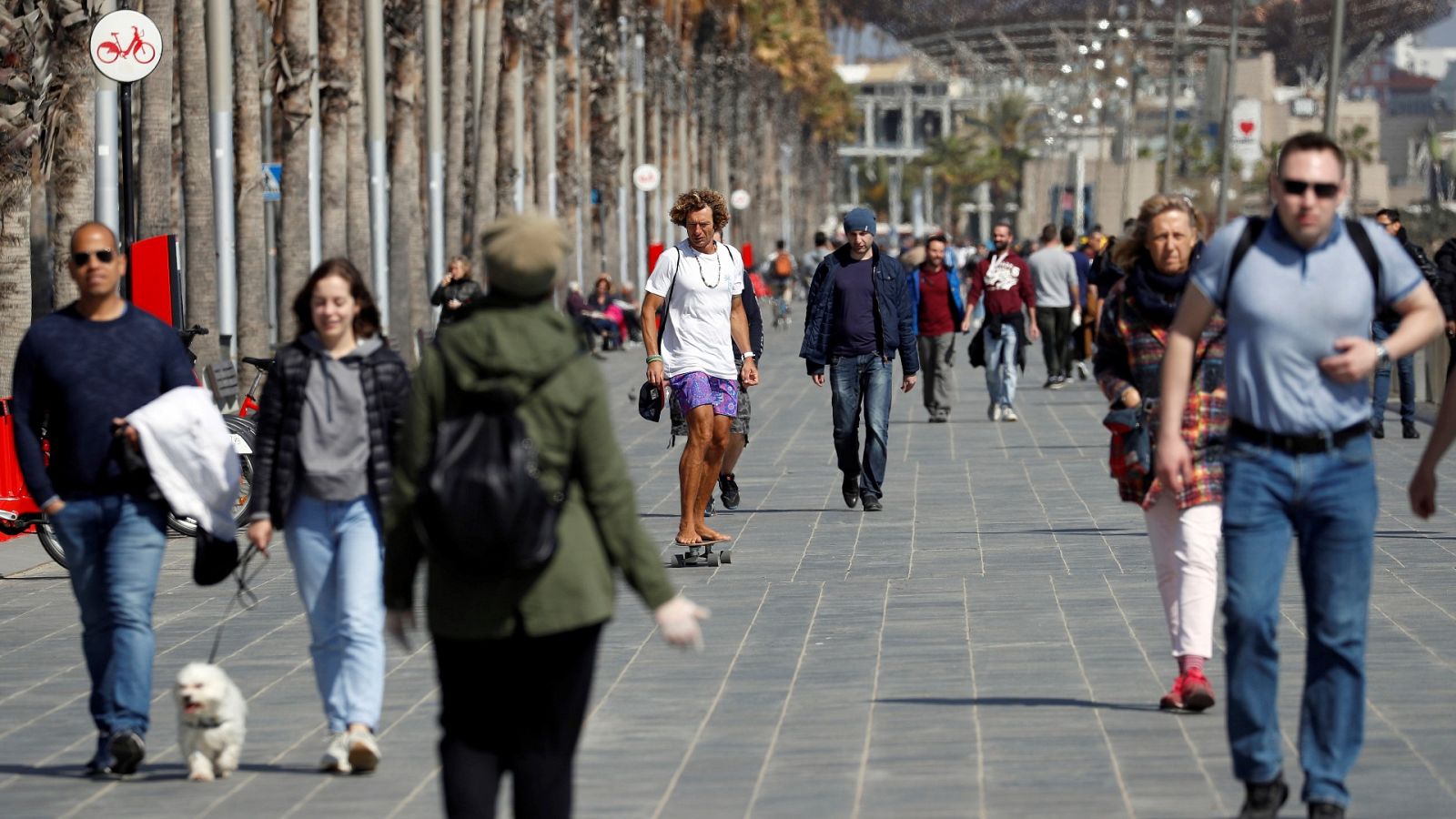 Varias personas pasean cerca de la playa de Barcelona en una imagen de archivo