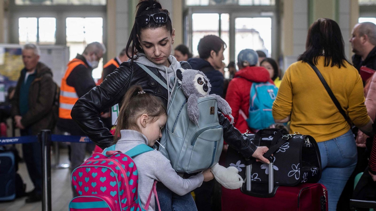 Una mujer y una niña refugiadas esperan en la estación de Przemysl, en Polonia.