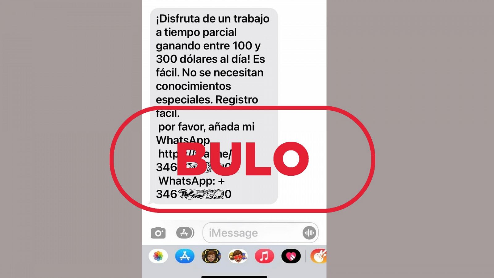 Imagen del mensaje de móvil SMS que presenta una falsa oferta laboral para robar datos personales, con el sello bulo en rojo de VerificaRTVE