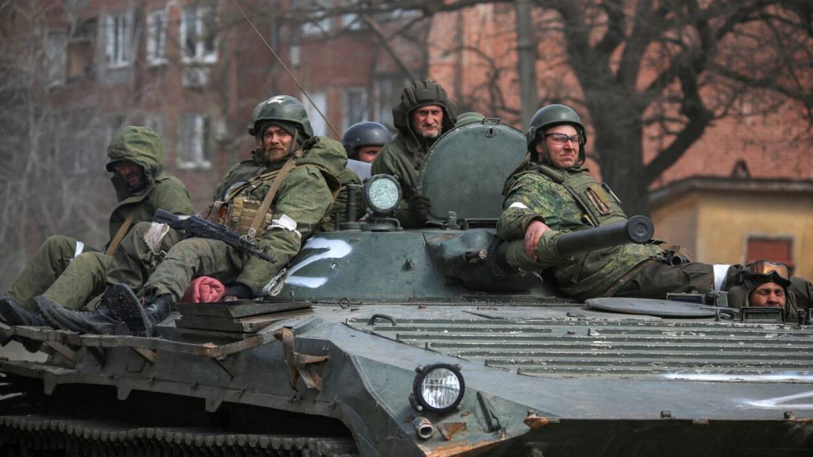 Tropas rusas encima de un vehículo blindado en Mariúpol, Ucrania.