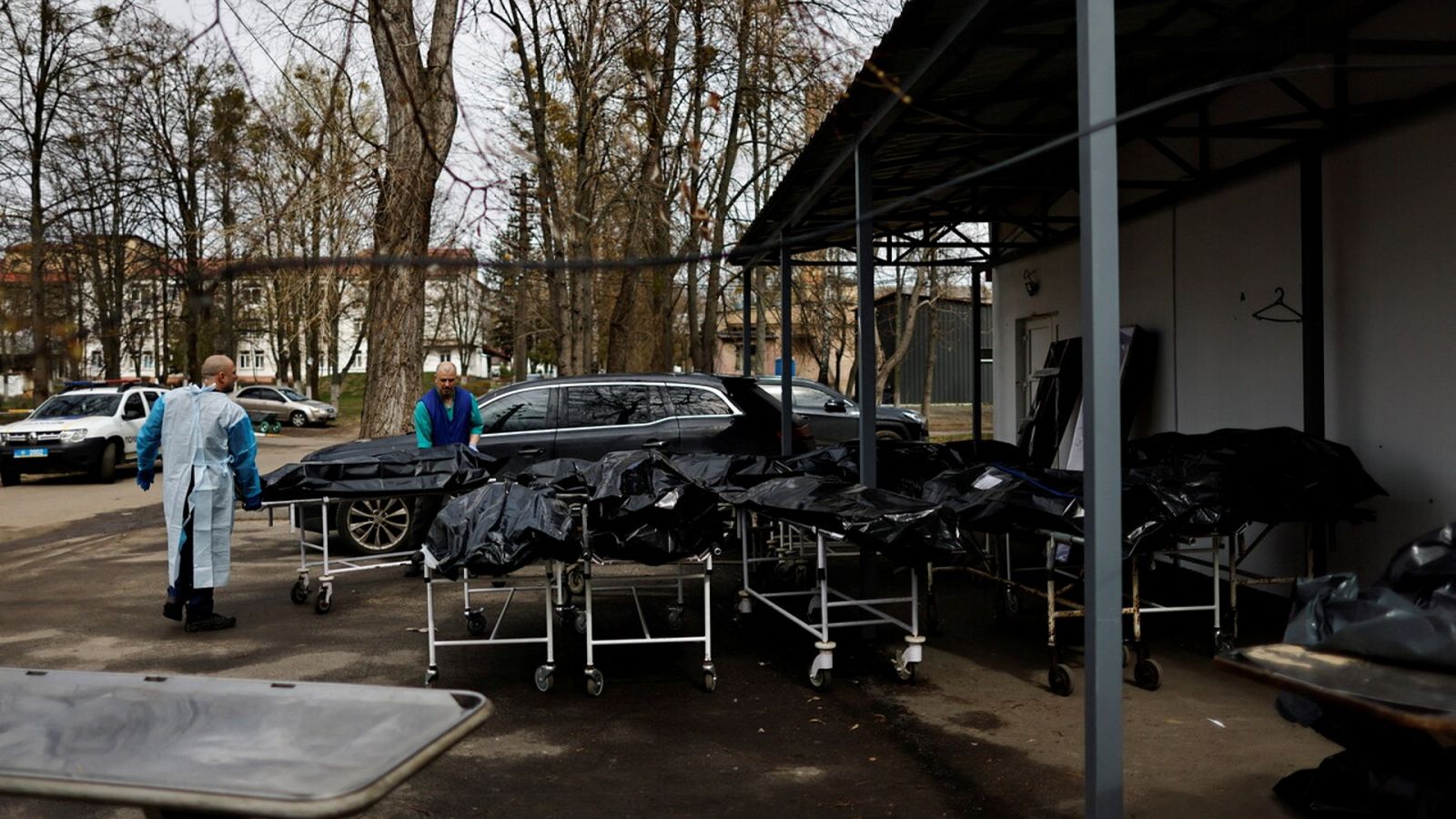 Cuerpos esperando a ser identificados en Bucha, Ucrania, el 20 de abril. REUTERS/Zohra Bensemra