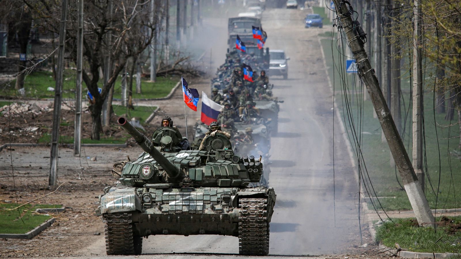 Un convoy armado de tropas prorrusas circula en una carretera de la ciudad ucraniana de Mariúpol.