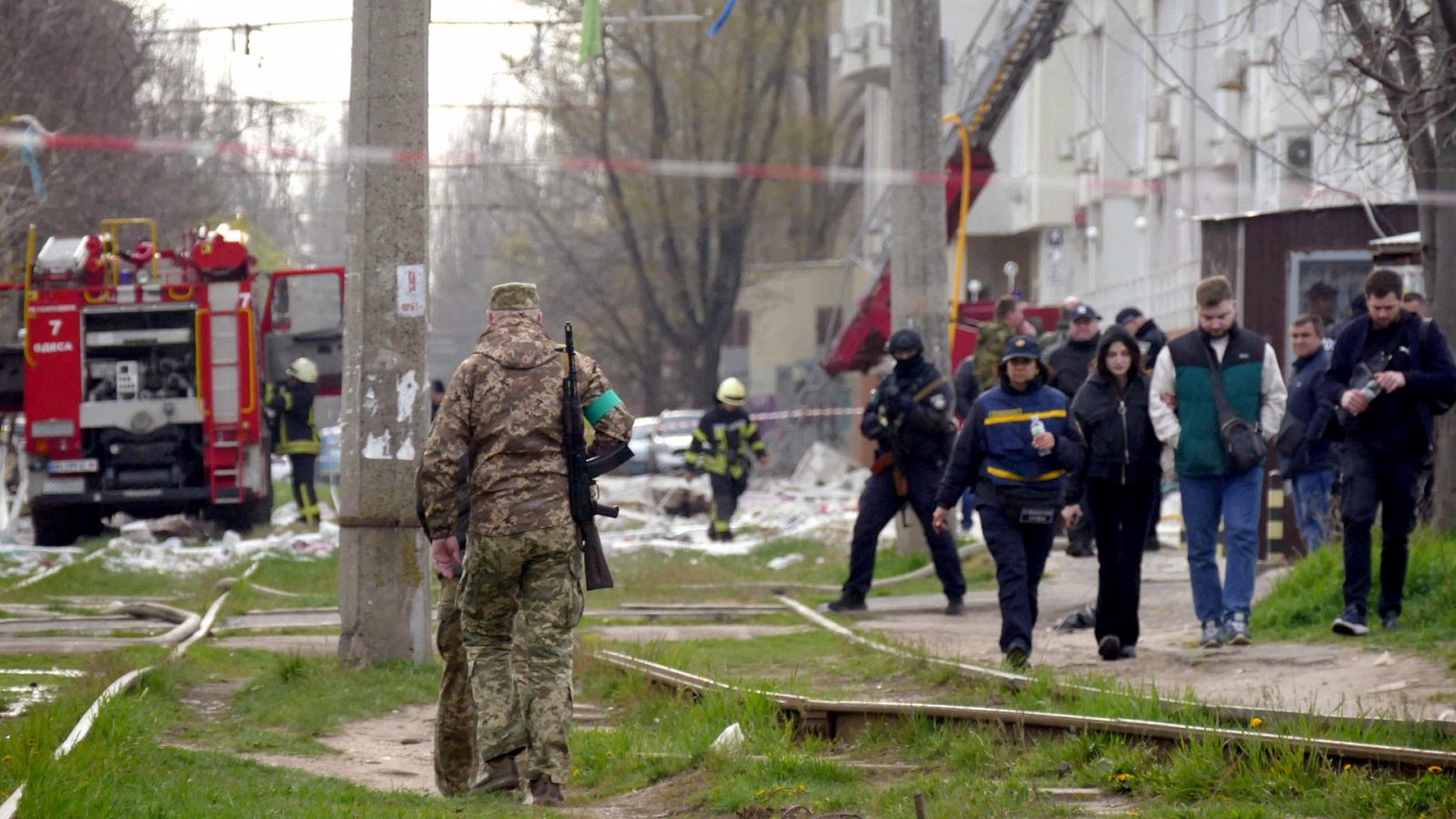 Miembros de los equipos de emergencia trabajan junto a un edificio dañado por un ataque ruso en la ciudad ucraniana de Odesa.