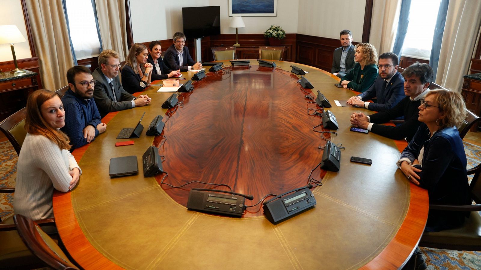 El presidente de la Generalitat de Cataluña, Pere Aragonès, durante una reunión con representantes de los partidos que han denunciado haber sido víctimas de "espionaje político".